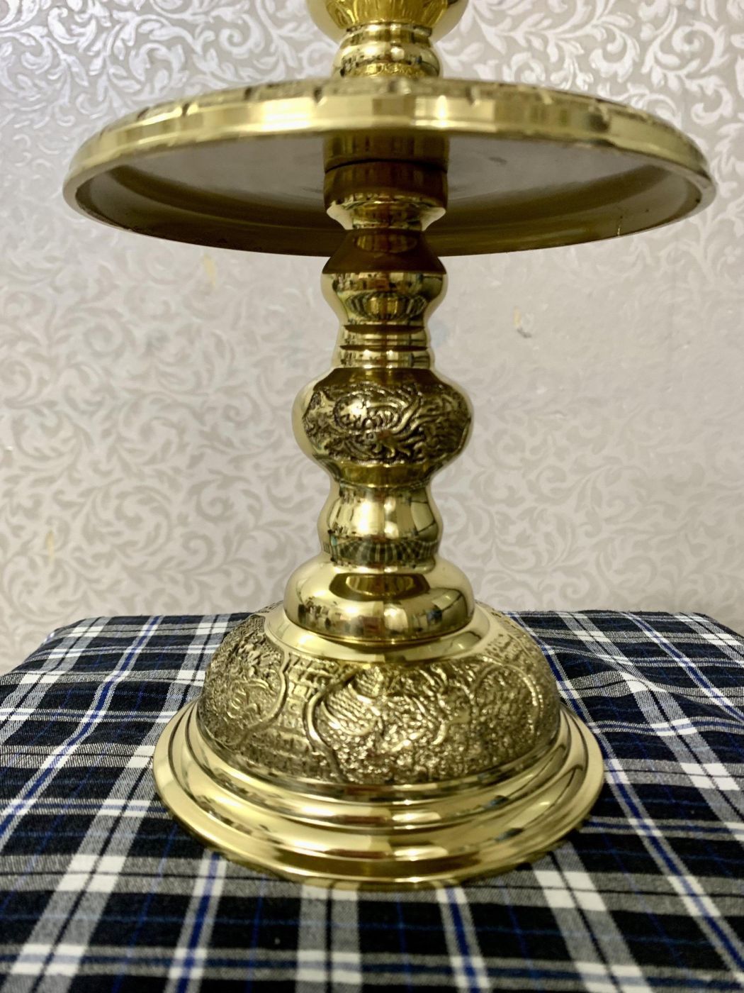 Đôi chân nến hoa văn, chân đèn cầy hoạ tiết trang trí ban thờ bằng đồng vàng nguyên chất (40-42cm )
