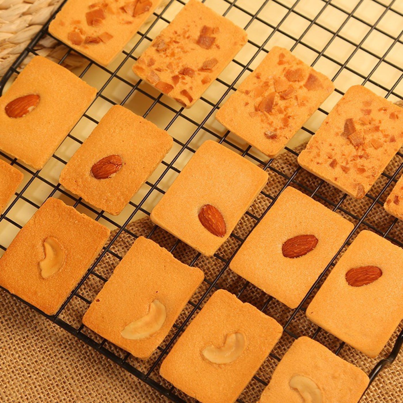 Bánh Quy Giòn Mix Hạt Dinh Dưỡng Nagano Nut Cake Hộp ~ 45c- Hàng Chuẩn Nagano