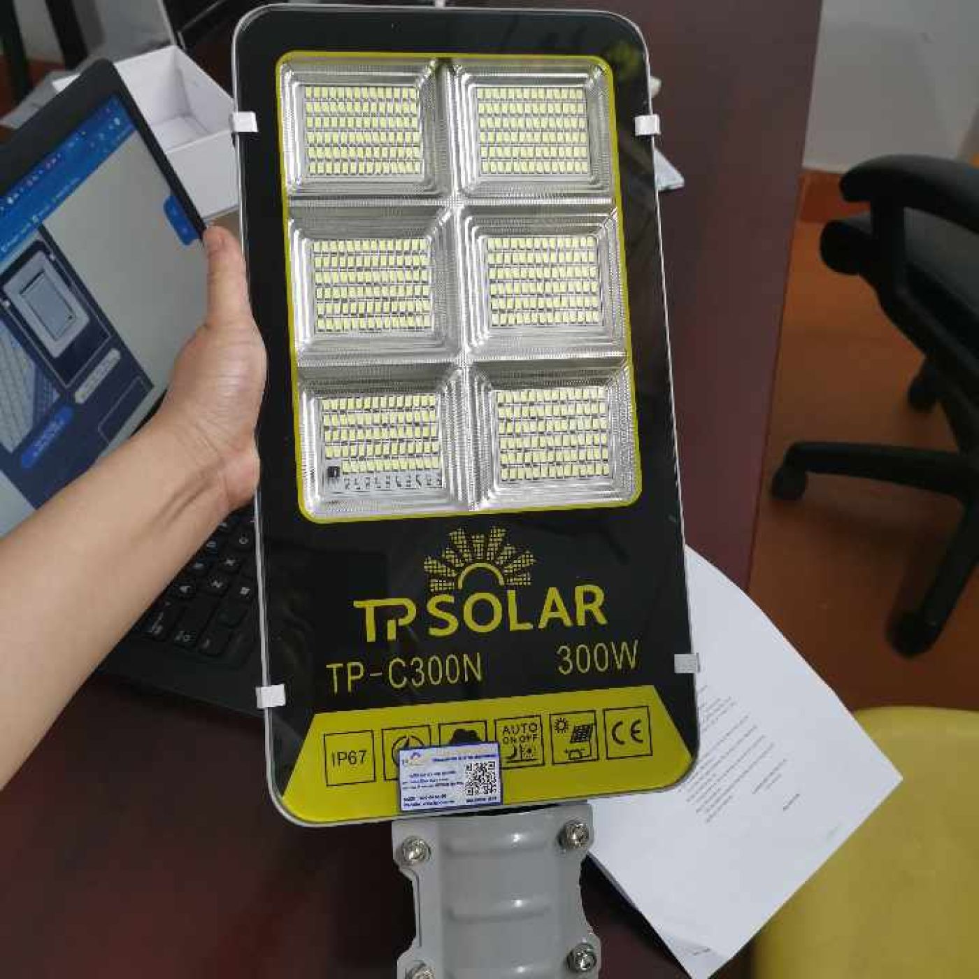 Đèn Bàn Chải Năng Lượng Mặt Trời TP-C300N Công Suất 300W Chống Nước IP67