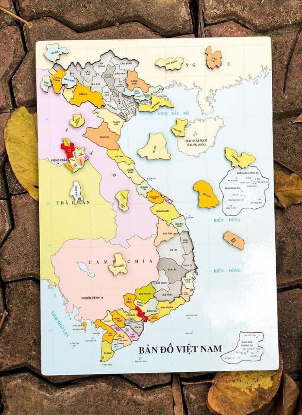 Bản đồ Việt Nam bằng gỗ có mảnh ghép, có Hoàng Sa, Trường Sa